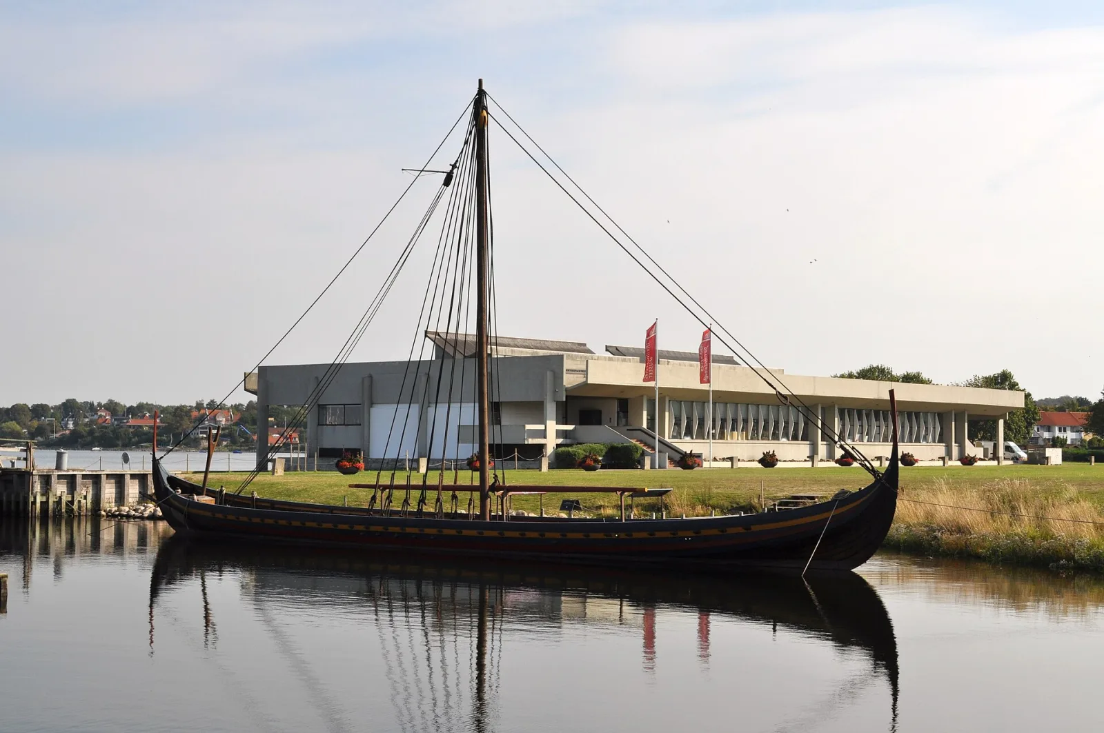 Rekonstruiertes Wikingerschiff Havhingsten vor dem Vikingeskibsmuseet in Roskilde
