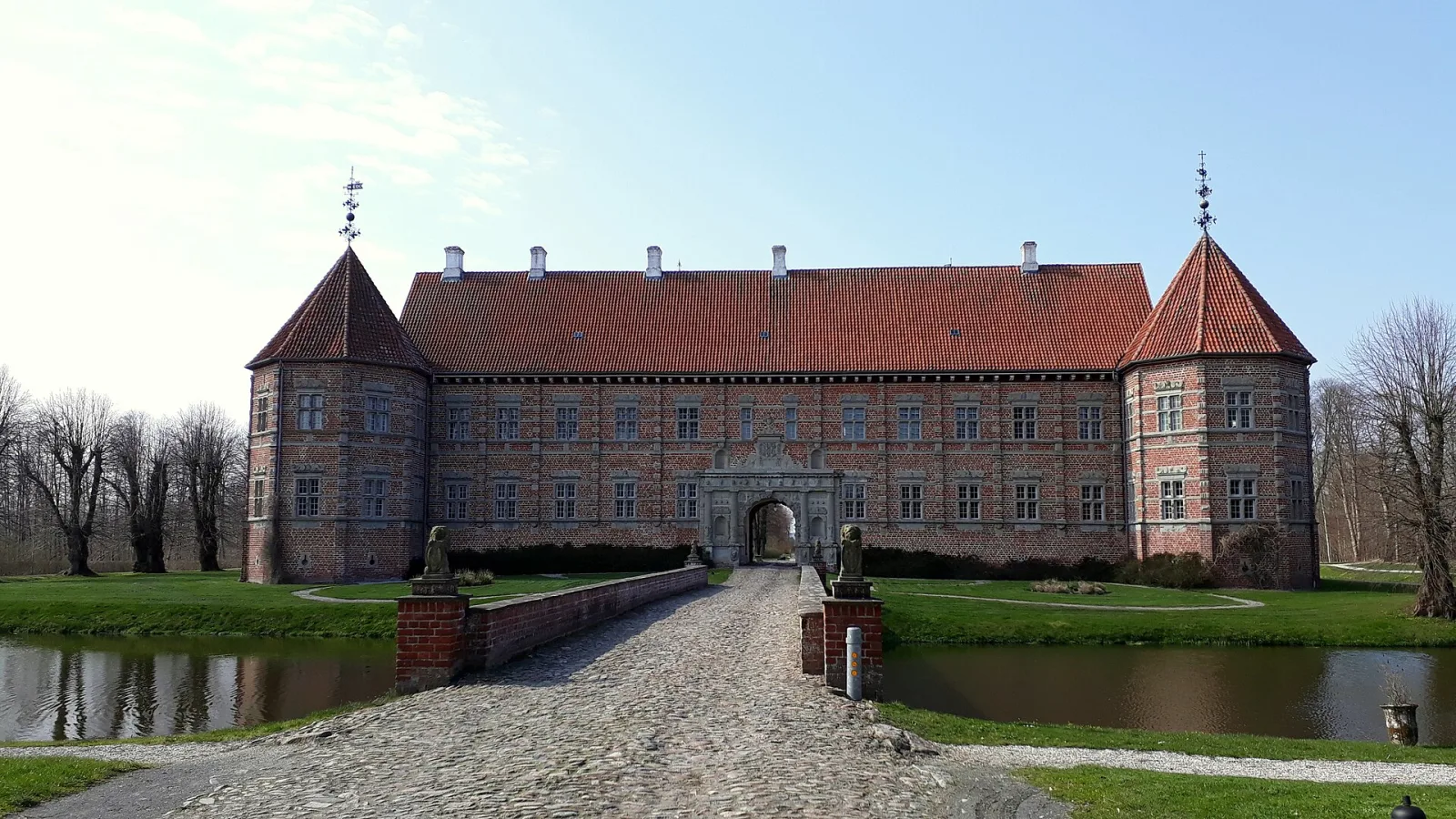 Voergaard Slot – foto fra Wikimedia Commons