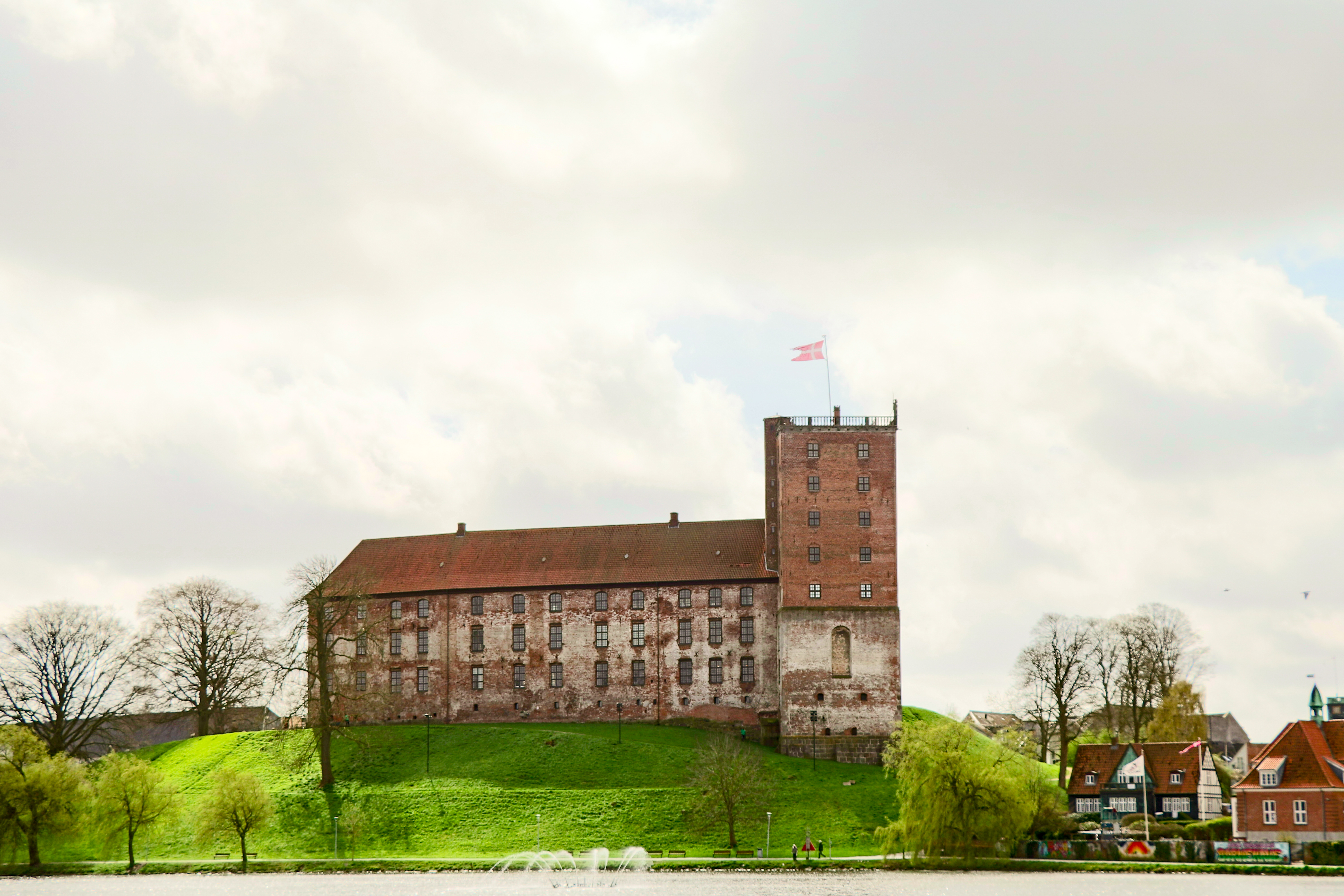 Koldinghus in Kolding mit historischem Schlossturm und Schlossanlage – Foto bei Wikimedia Commons