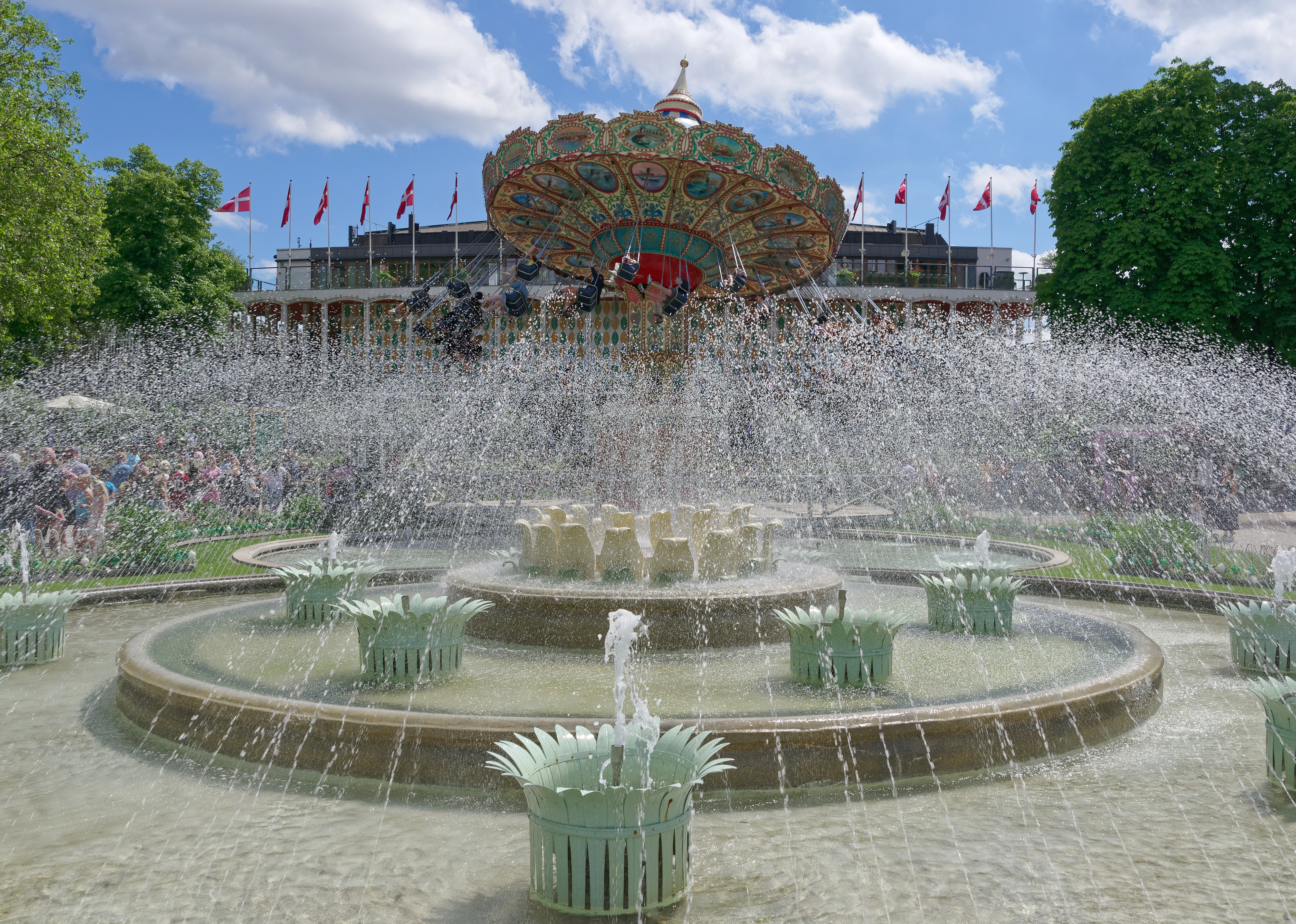 Brunnen und Karussell im Tivoli in Kopenhagen