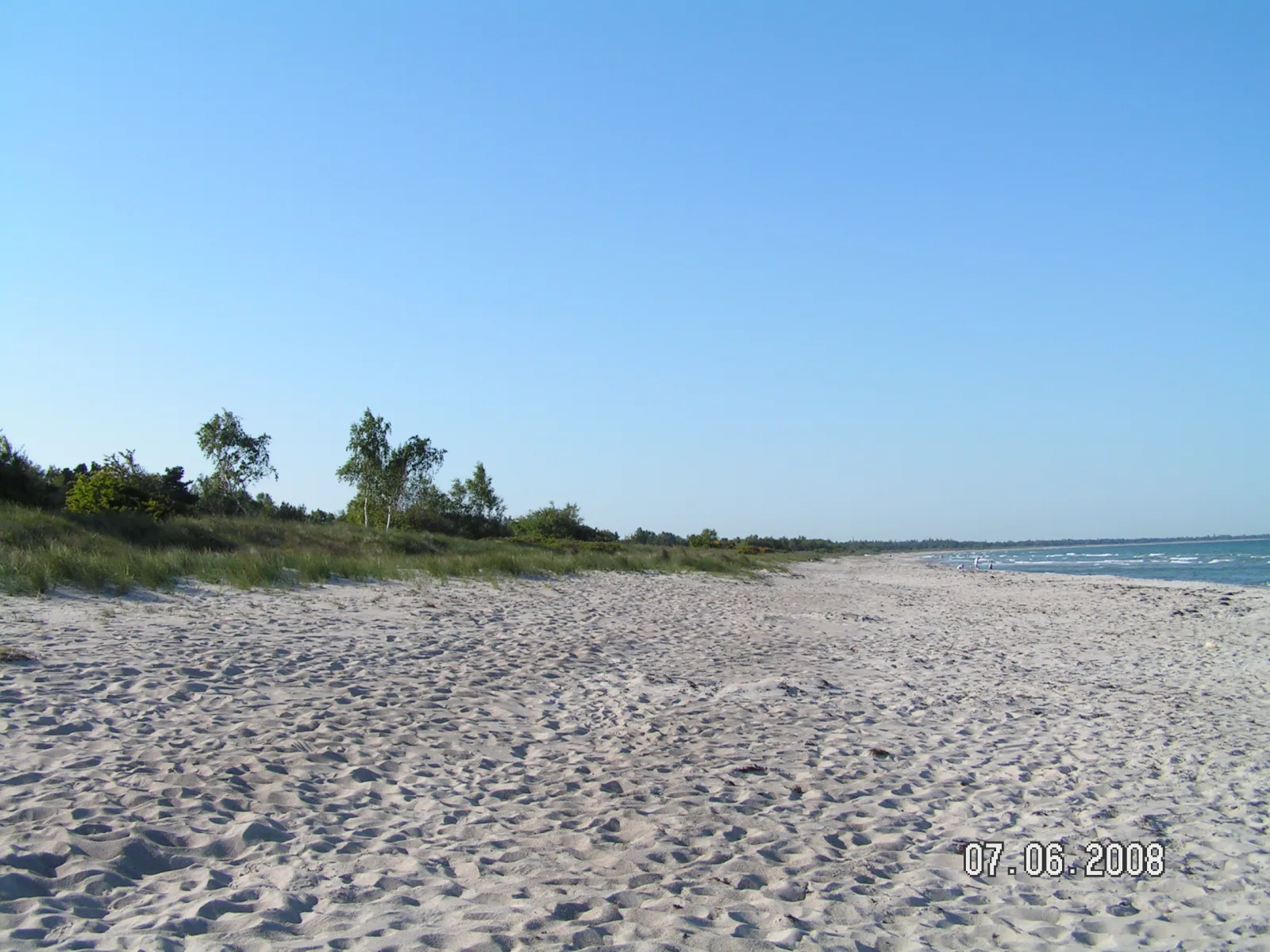 Marielyst Strand med lyst sand, klitter og hav i dagslys