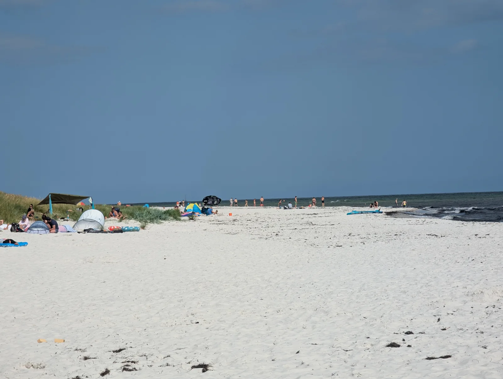 Dueodde Strand på Bornholm med hvidt sand og Østersøen