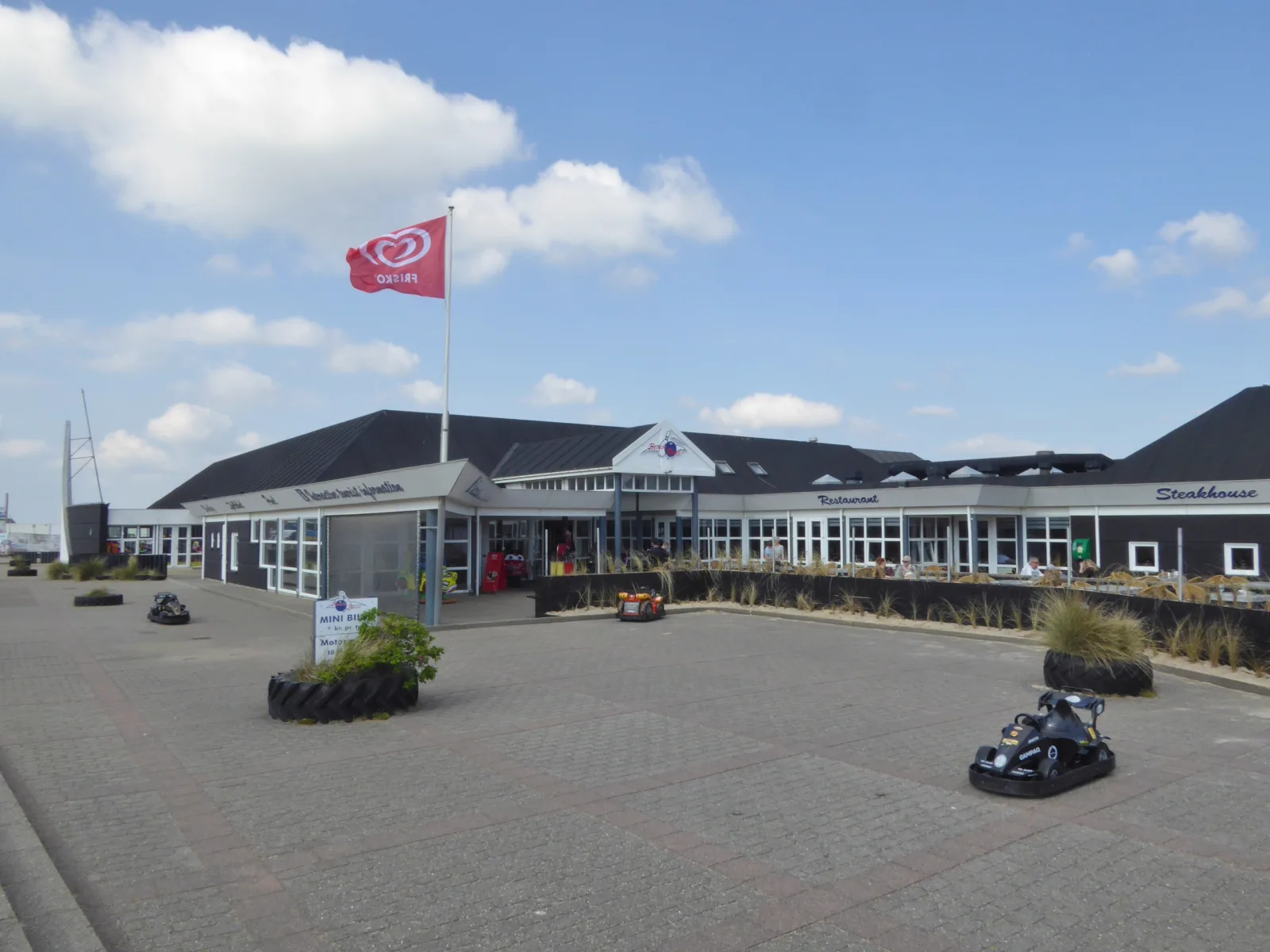 Beach Bowl Søndervig mit Freizeitangeboten – Foto bei Wikimedia Commons