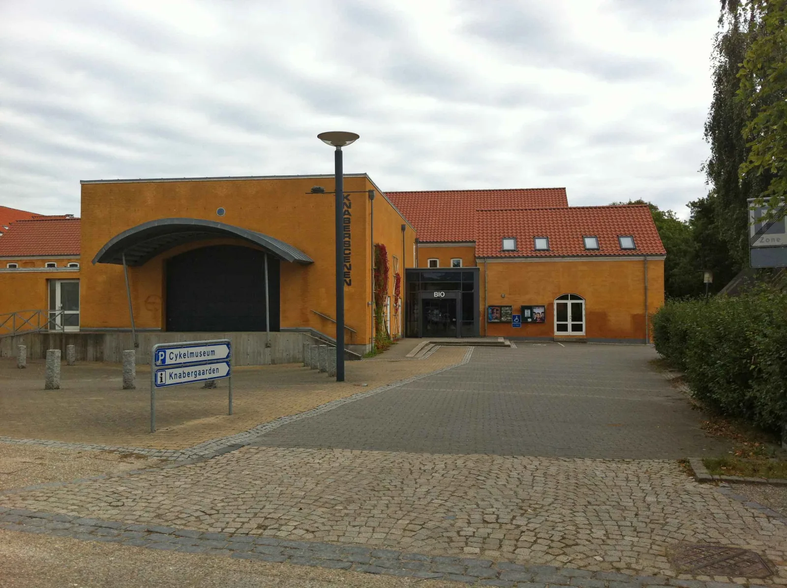 Knaberscenen – foto fra Wikimedia Commons