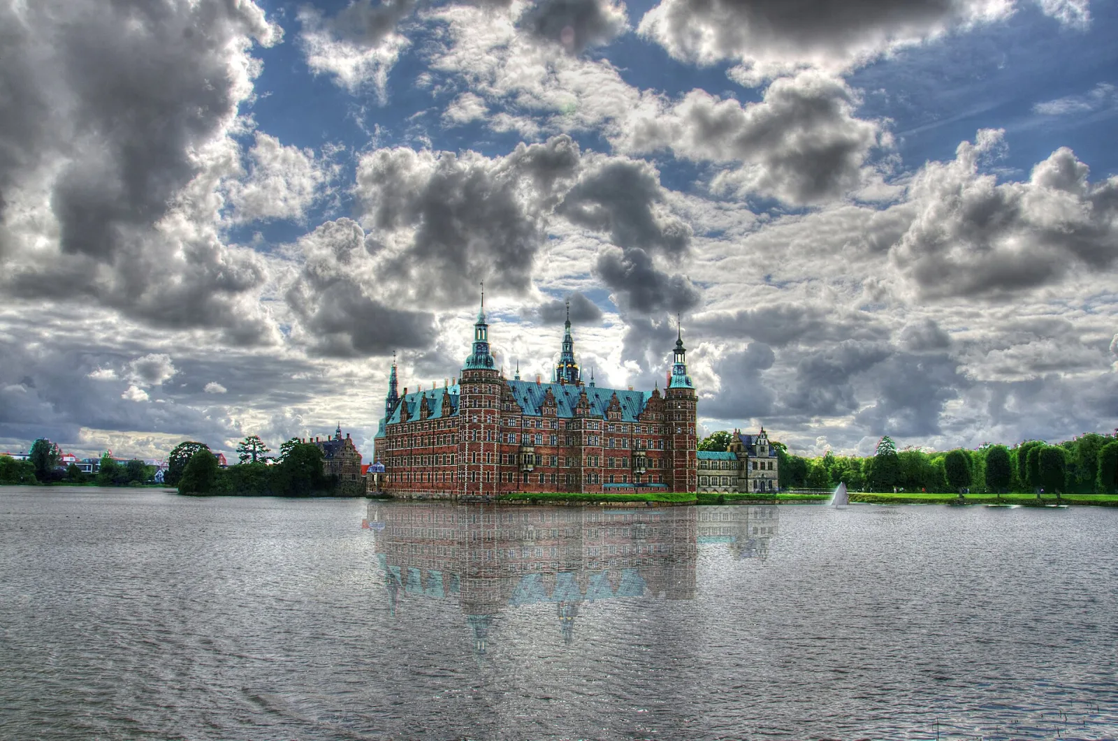 Schloss Frederiksborg am Schlosssee in Hillerød