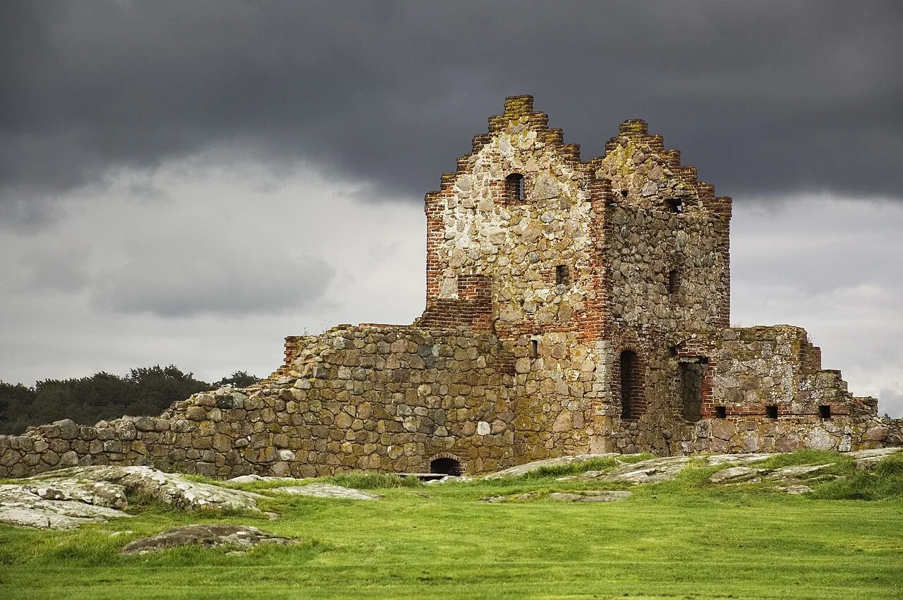 Hammershus på Bornholm med bevarede stenmure fra det middelalderlige borganlæg – foto fra Wikimedia Commons