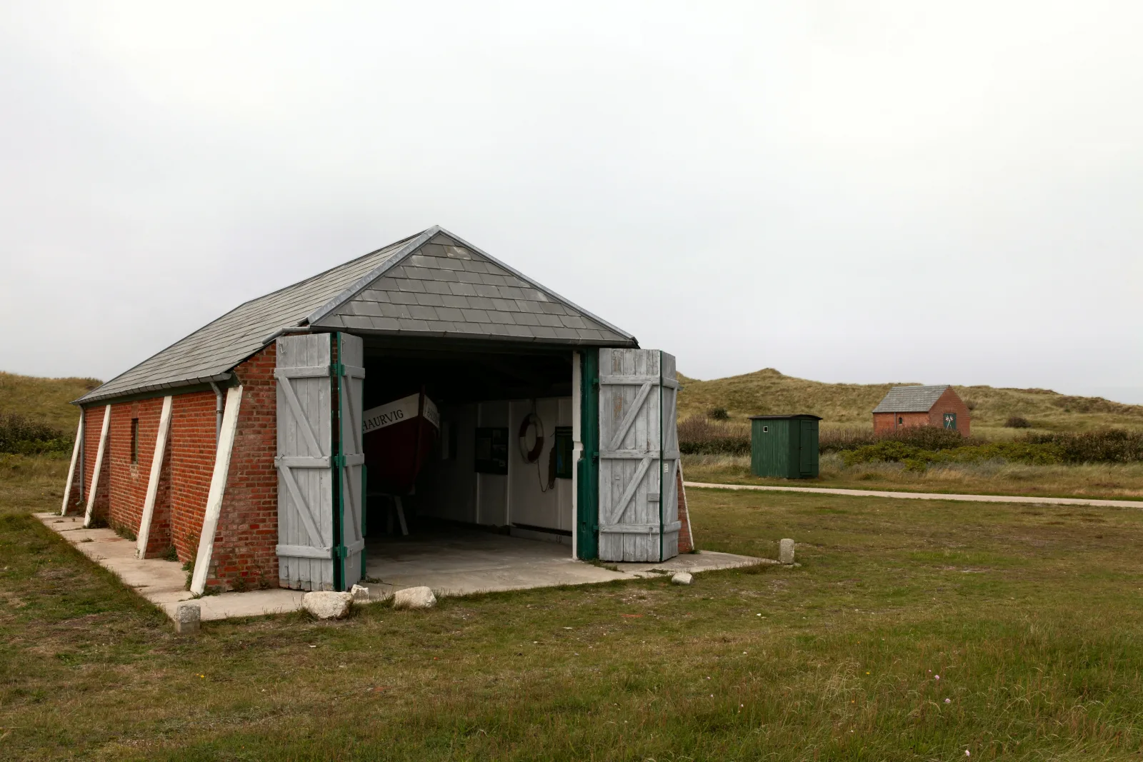 Historische Rettungsstation Haurvig in der Dünenlandschaft – Foto bei Wikimedia Commons