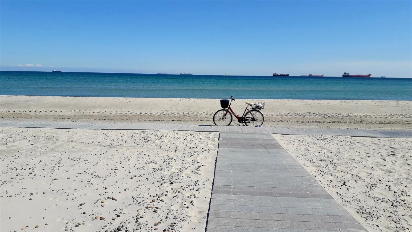 Skagen Sønderstrand med lyst sand, hav og tilgængelig strandadgang