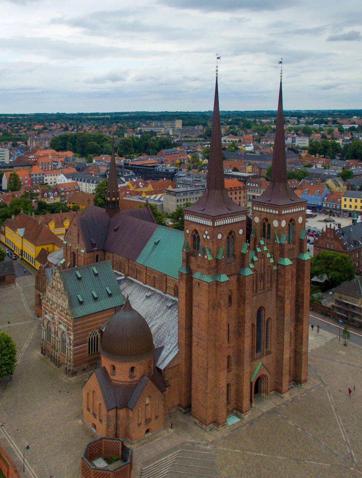 Luftaufnahme der Roskilde Domkirke mit ihren Türmen