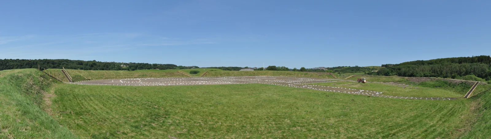 Vikingeborgen Fyrkat – foto af Ajepbah på Wikimedia Commons (cc-by-sa-3.0)