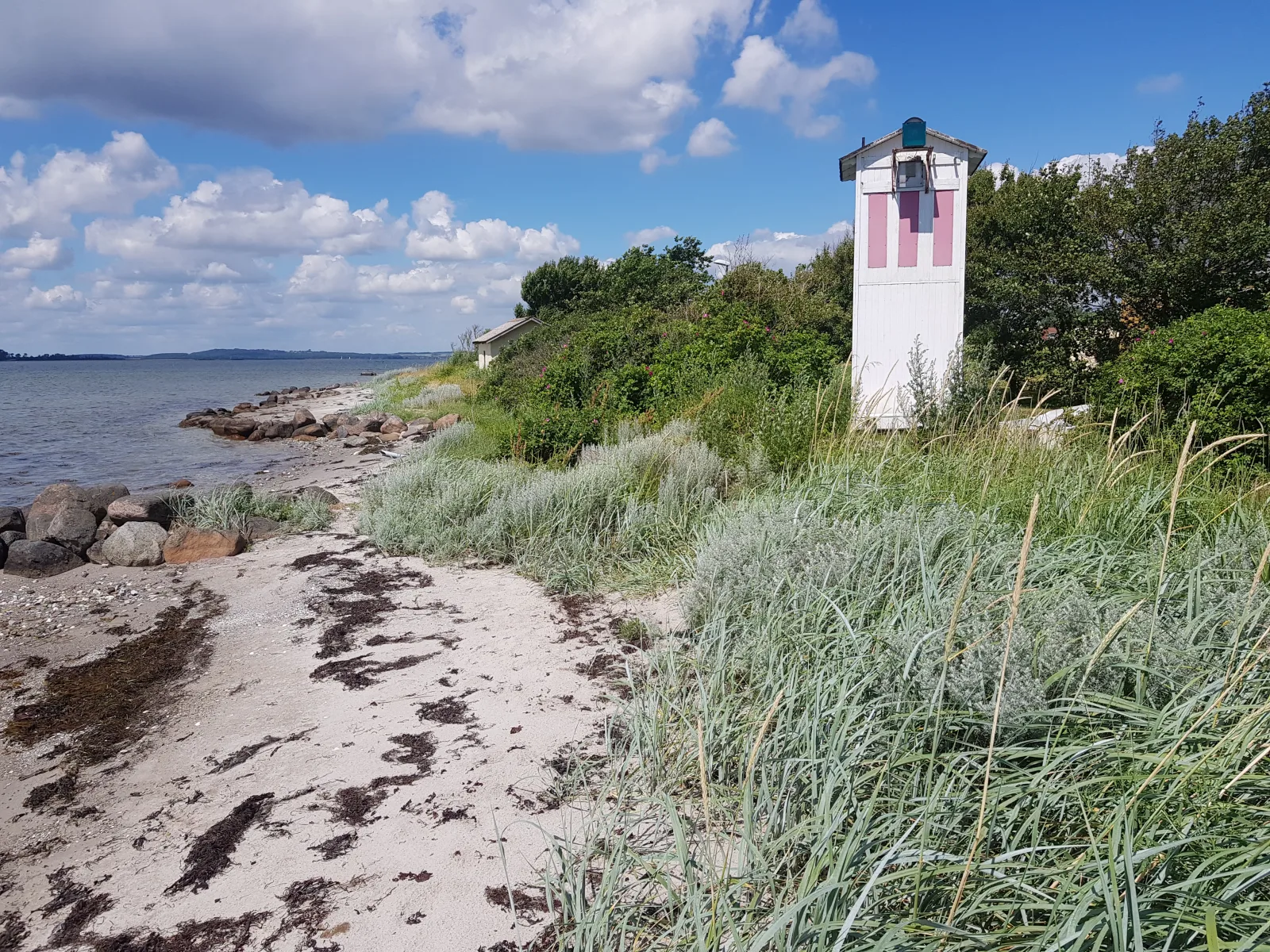 Hjarnø Fyr – foto af Hjart på Wikimedia Commons (cc-by-sa-4.0)