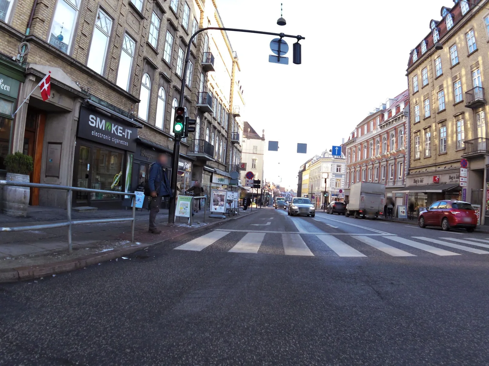Mapillary-Foto in der Nähe von Restaurant Zafran