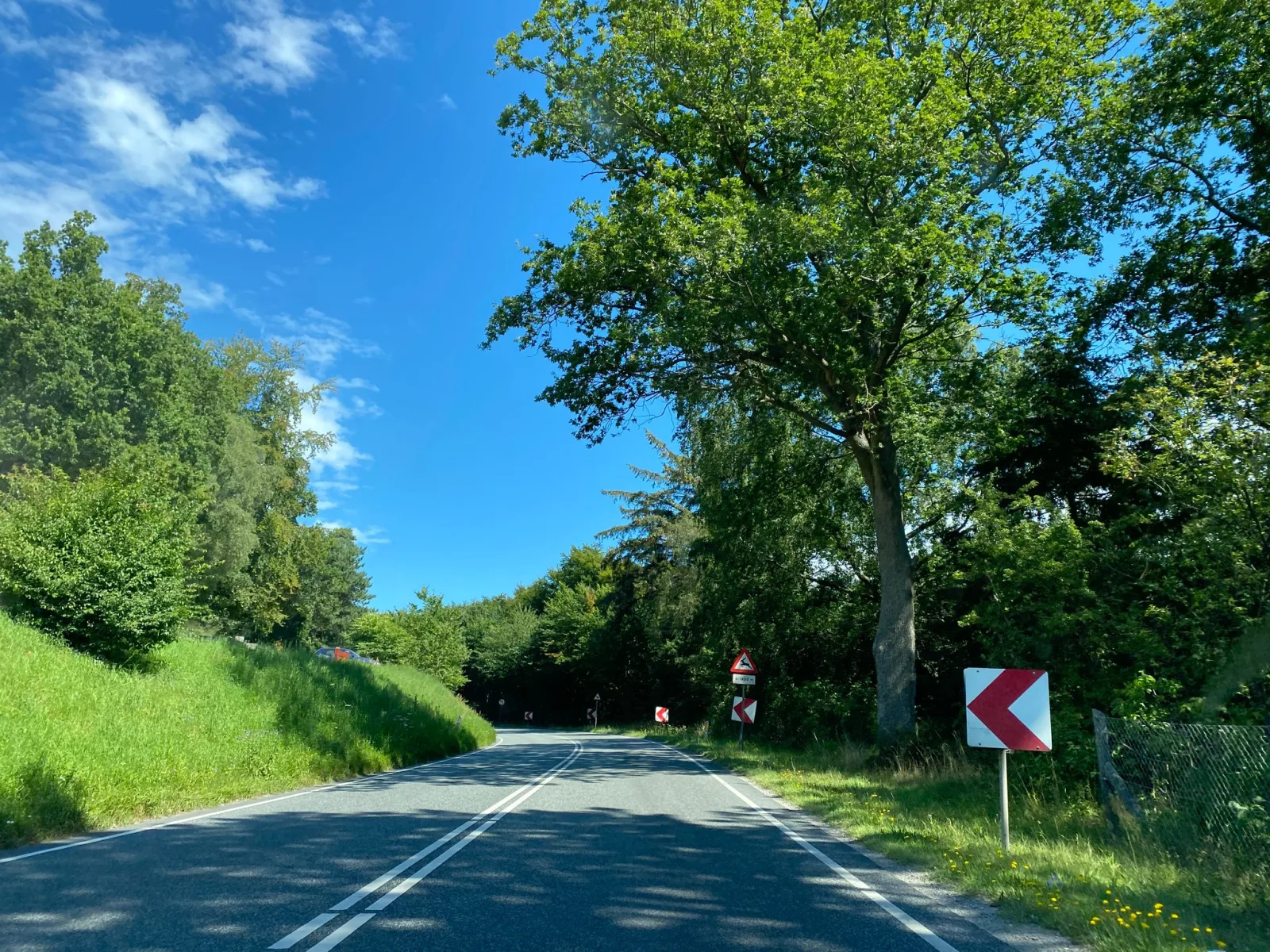 Mapillary-Foto in der Nähe von Skovtrolden