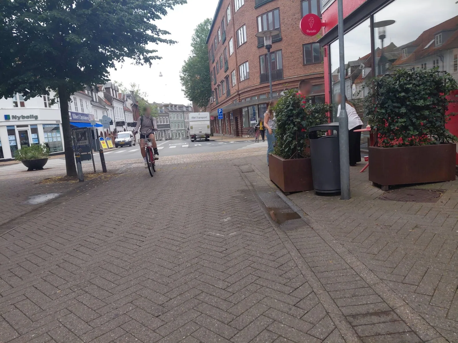 Mapillary-Foto in der Nähe von The Peach Pit
