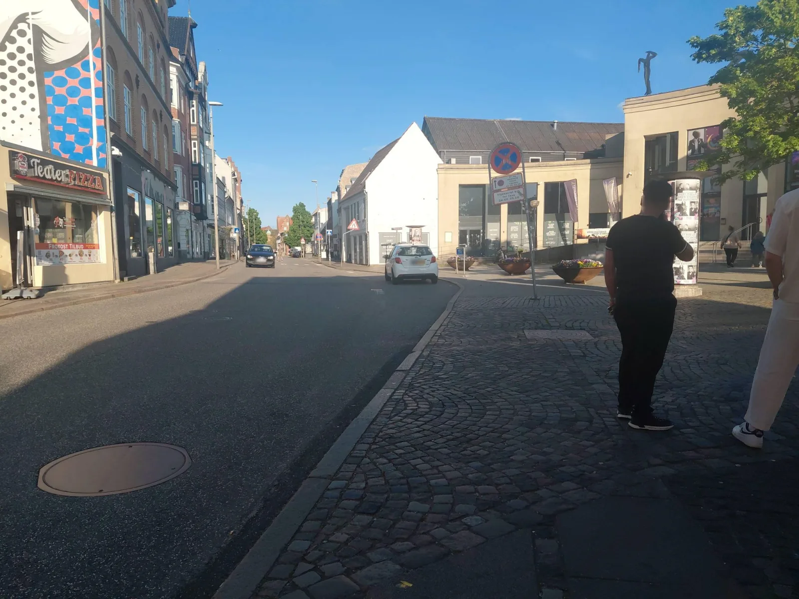 Mapillary-Foto in der Nähe von Teater Pizza