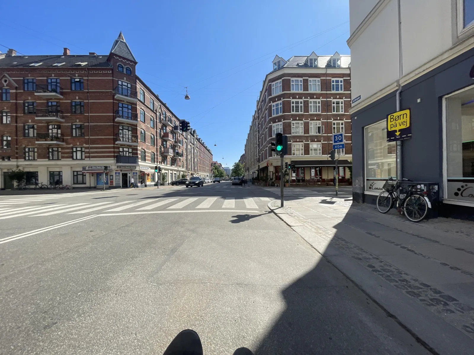 Mapillary-Foto in der Nähe von Laundromat Cafe