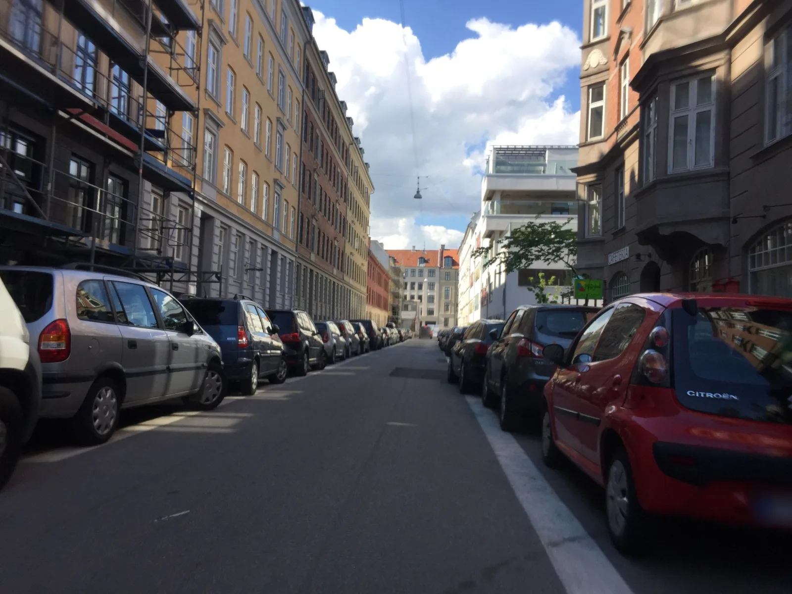 Mapillary-Foto in der Nähe von Madglad Cafeteria