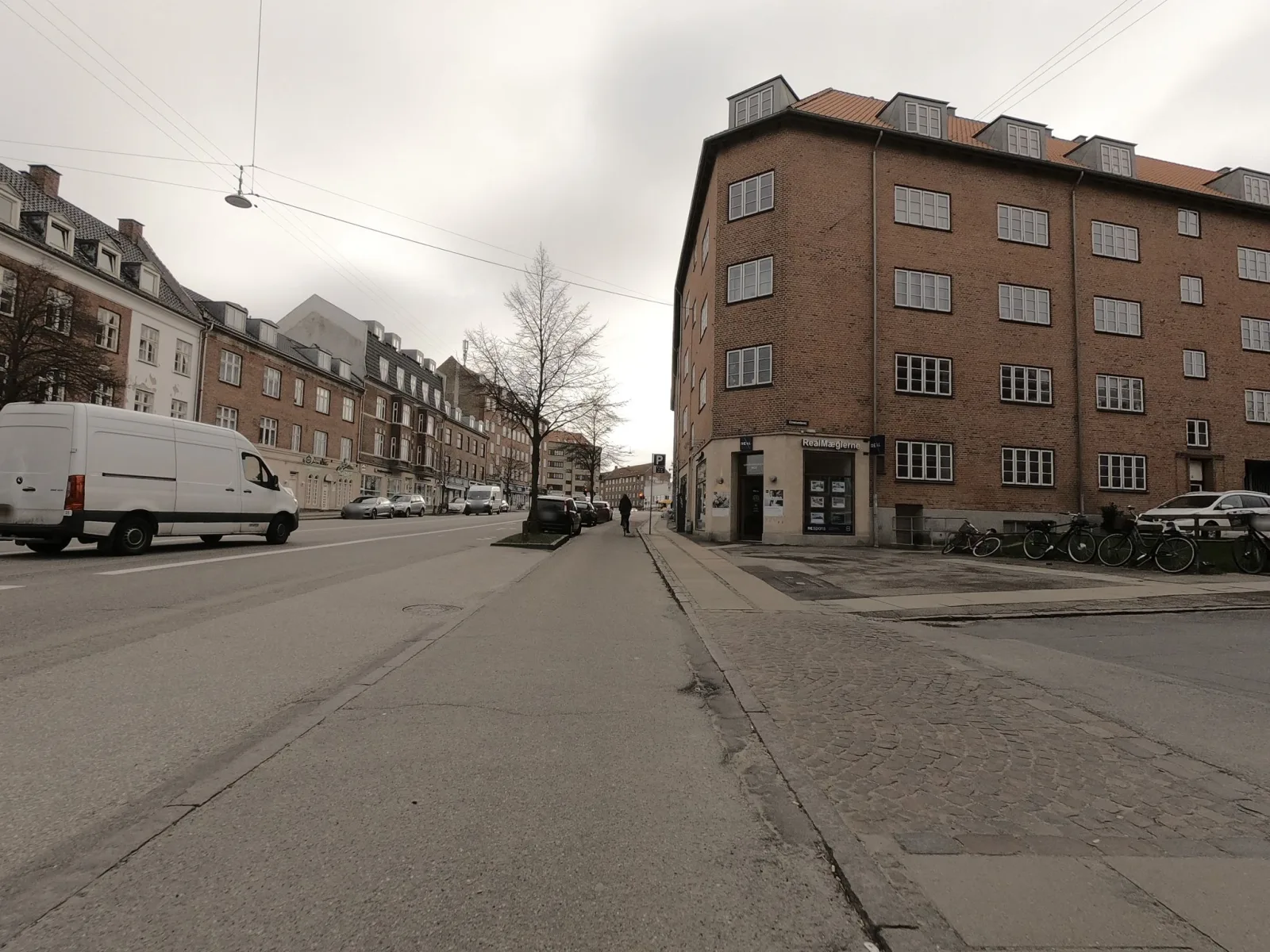 Mapillary-Foto in der Nähe von Mina Kebab Brønshøj