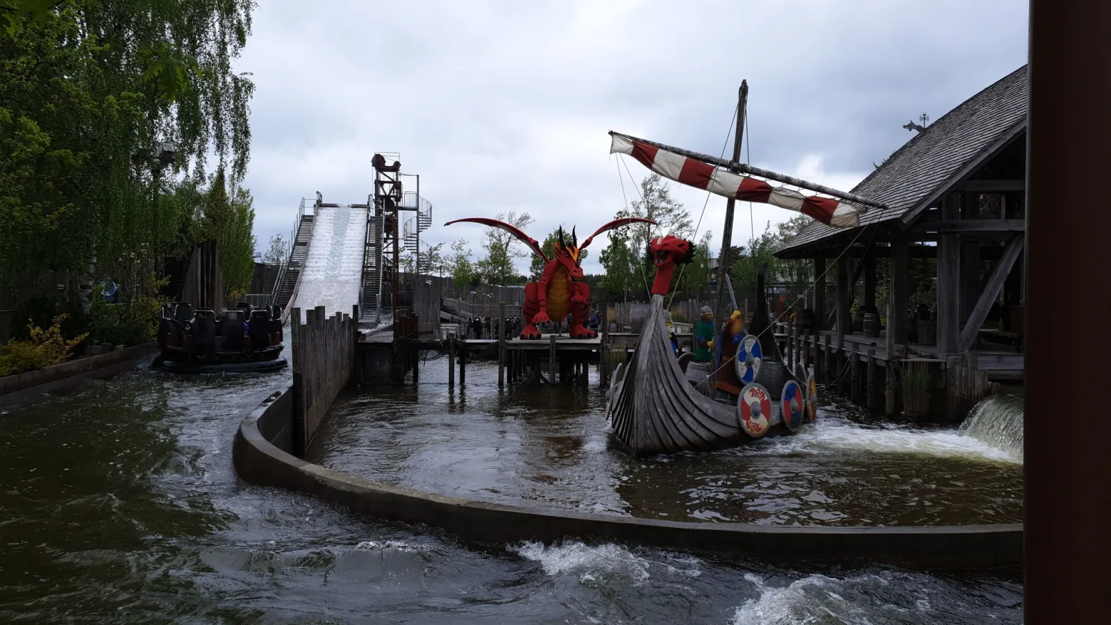Mapillary-Foto in der Nähe von Pirate Wave Breaker