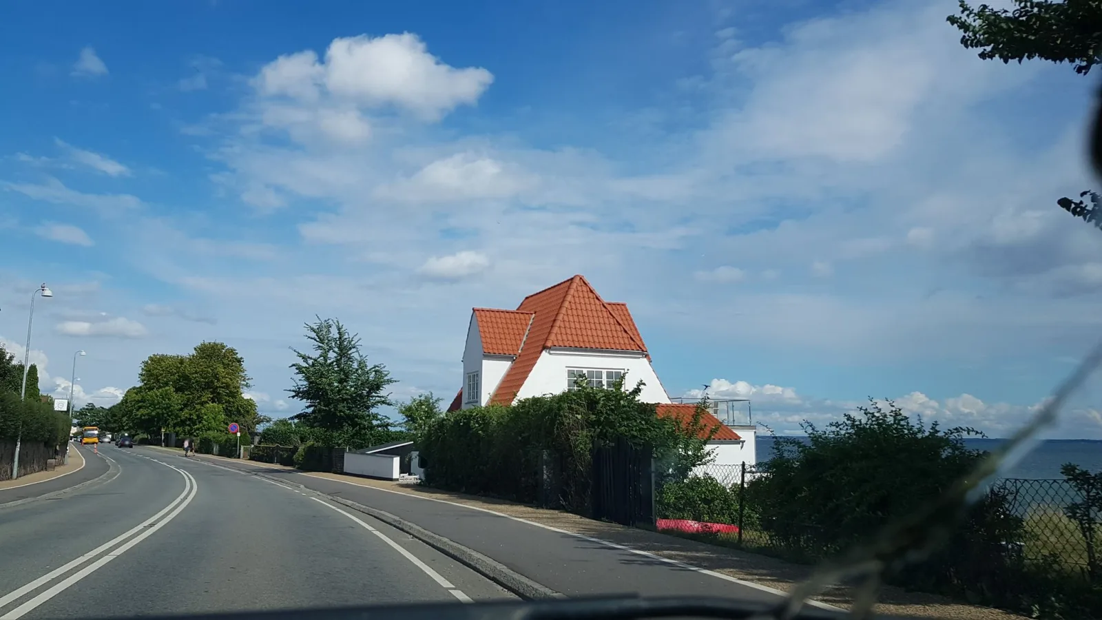 Mapillary-Foto in der Nähe von Badegewässer: OFF. STRAND VED STRANDVEJEN 384, BADEBRO
