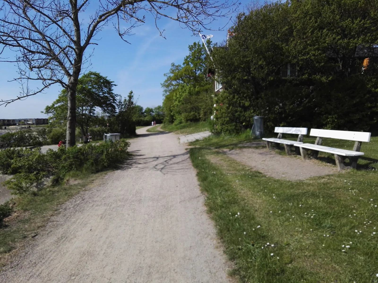 Mapillary-Foto in der Nähe von Badegewässer: KALVØEN VED ROKLUBBEN, FREDERIKSSUND