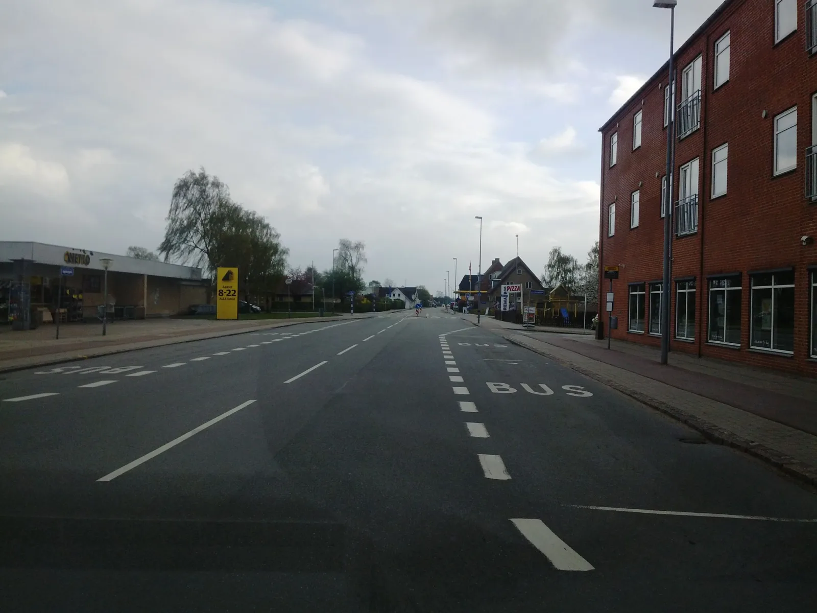 Mapillary-Foto in der Nähe von Kino Hjallerup