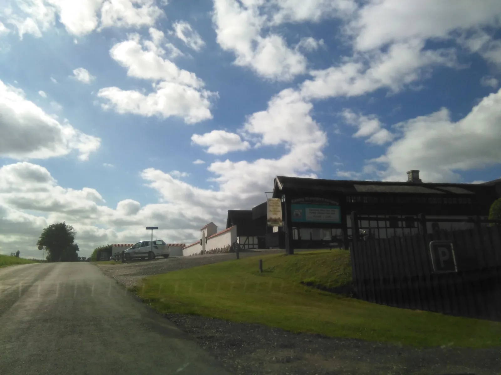 Mapillary-Foto in der Nähe von Kaløvig Strandgård Cafè