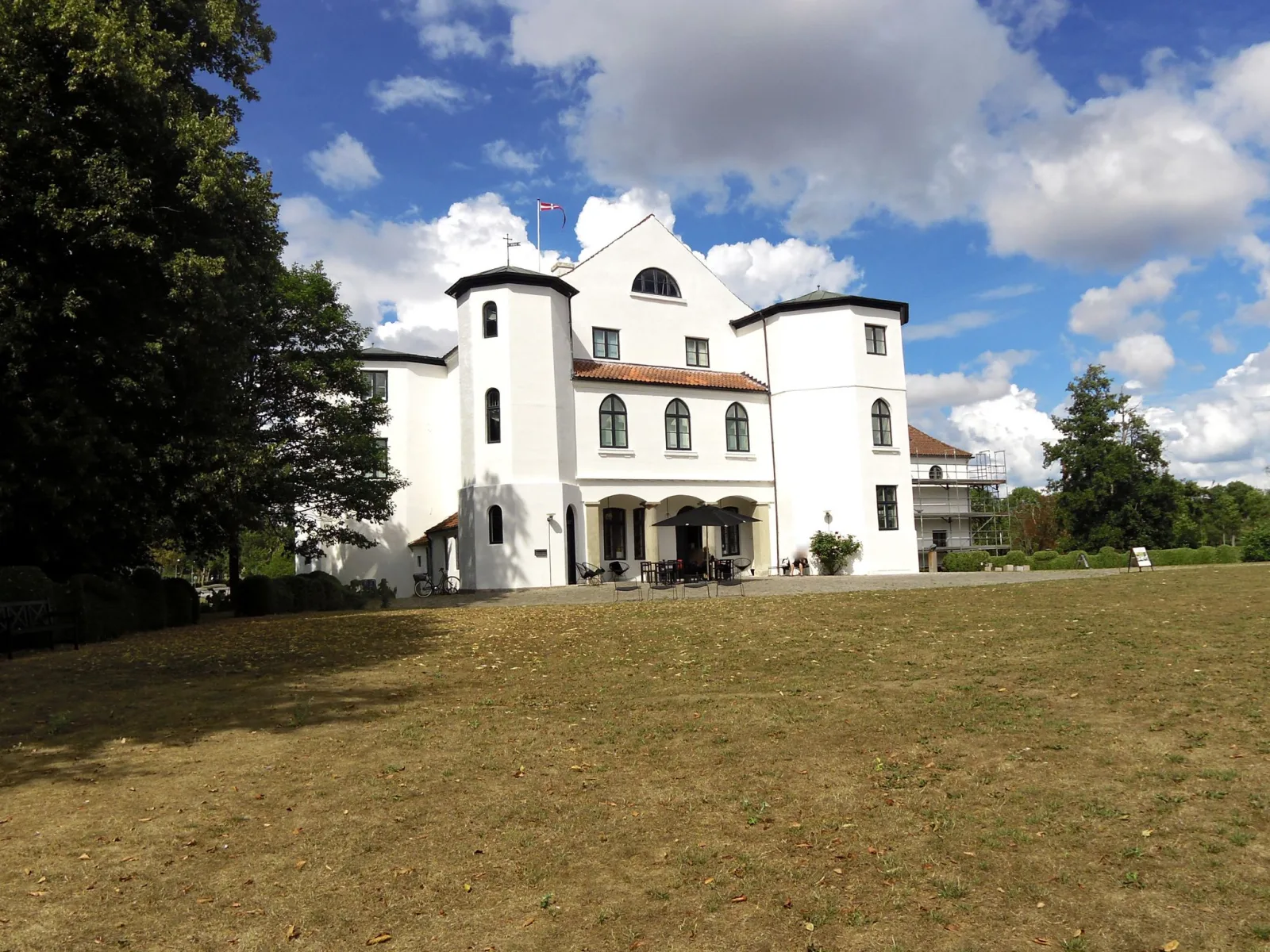 Mapillary-Foto in der Nähe von Kunstmuseet Brundlund Slot Cafe