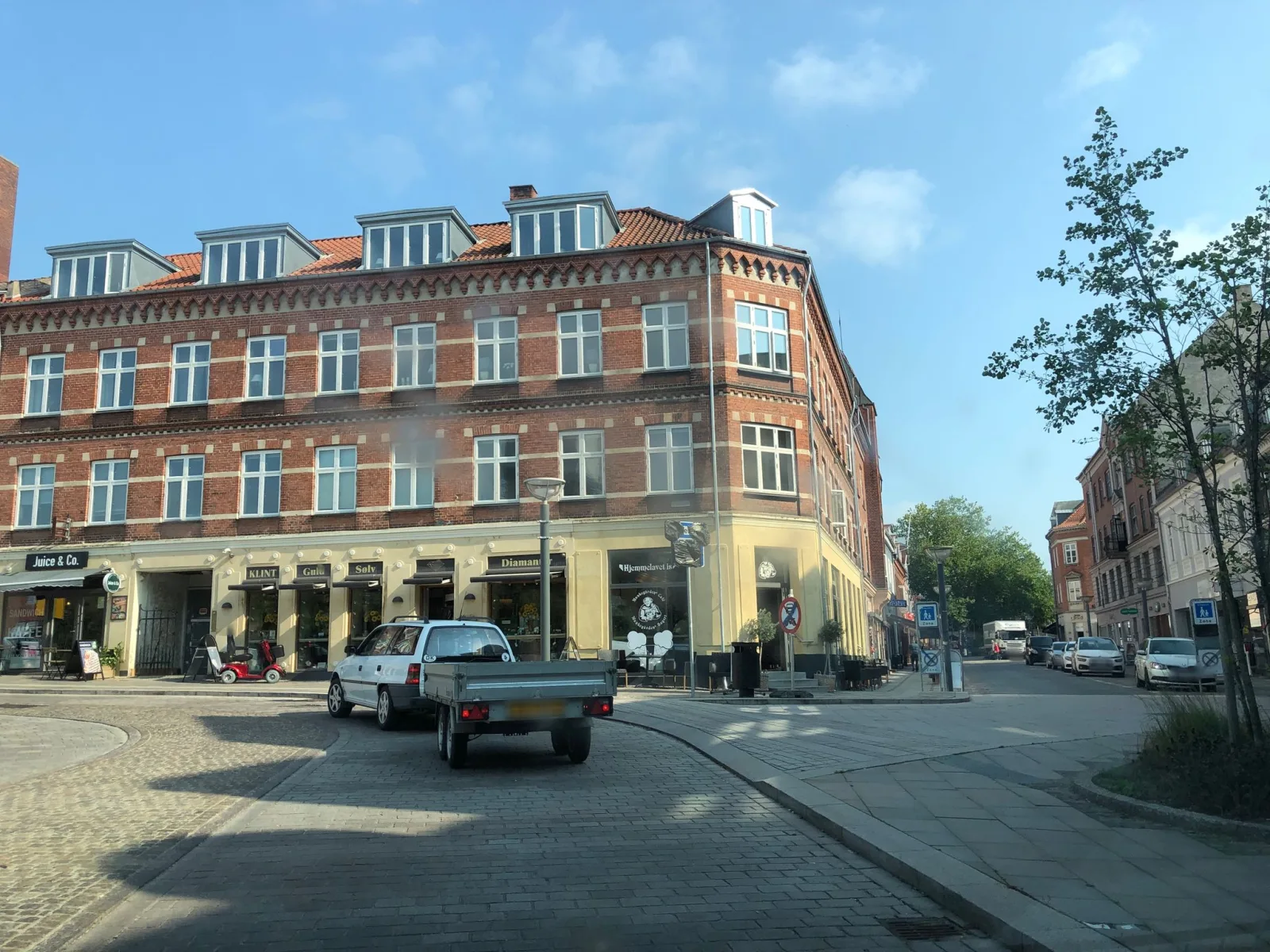 Mapillary-Foto in der Nähe von The juize bar Ringsted