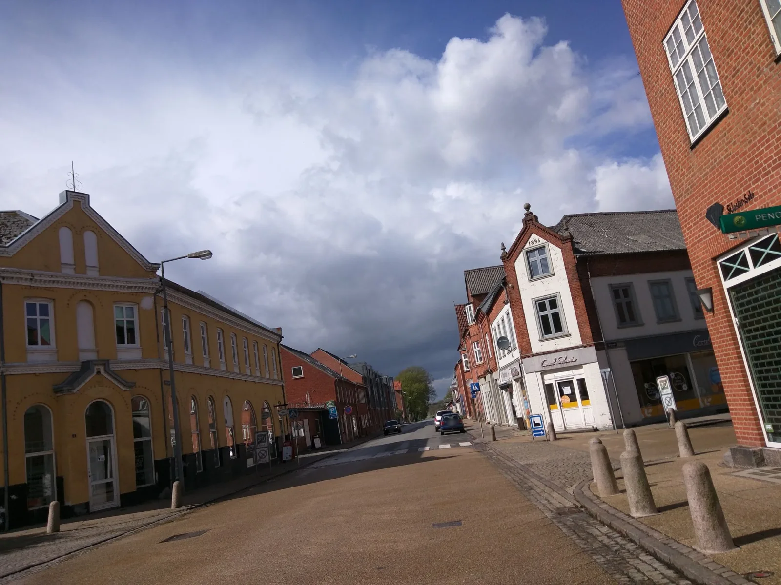 Mapillary-Foto in der Nähe von Landsbyen Pizza