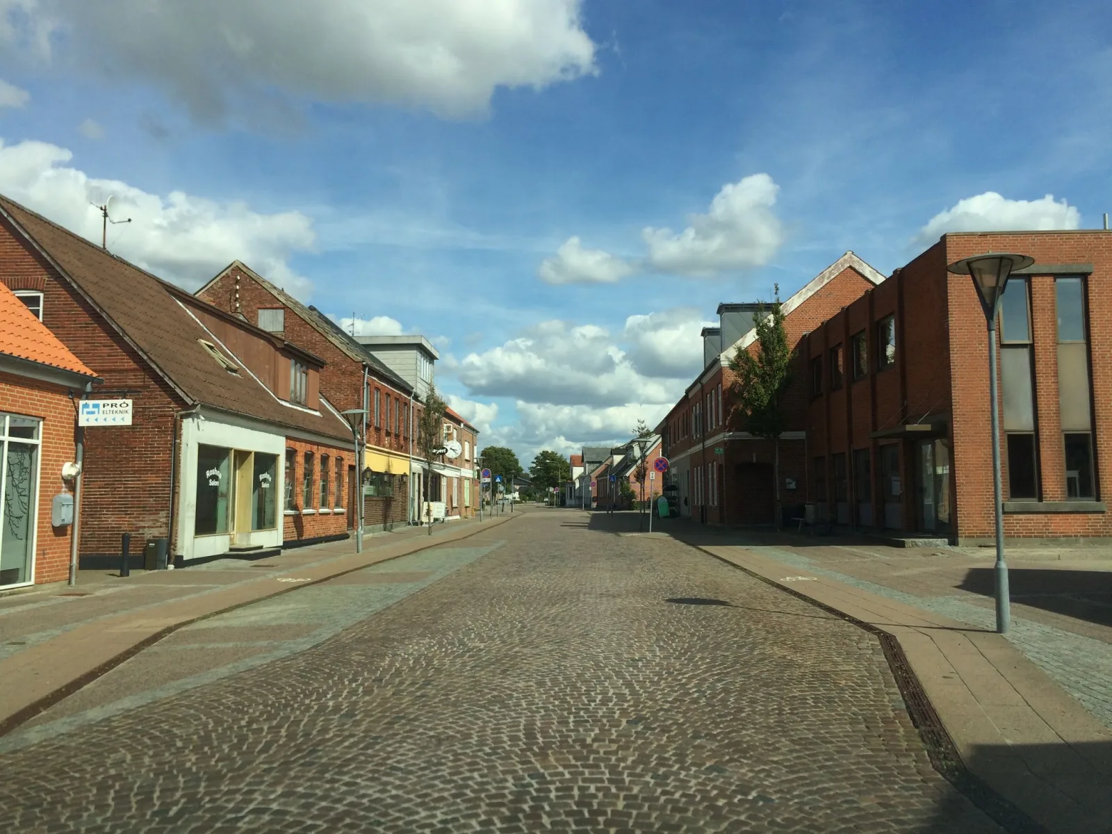 Mapillary-Foto in der Nähe von Lem Pizzaria & Grill