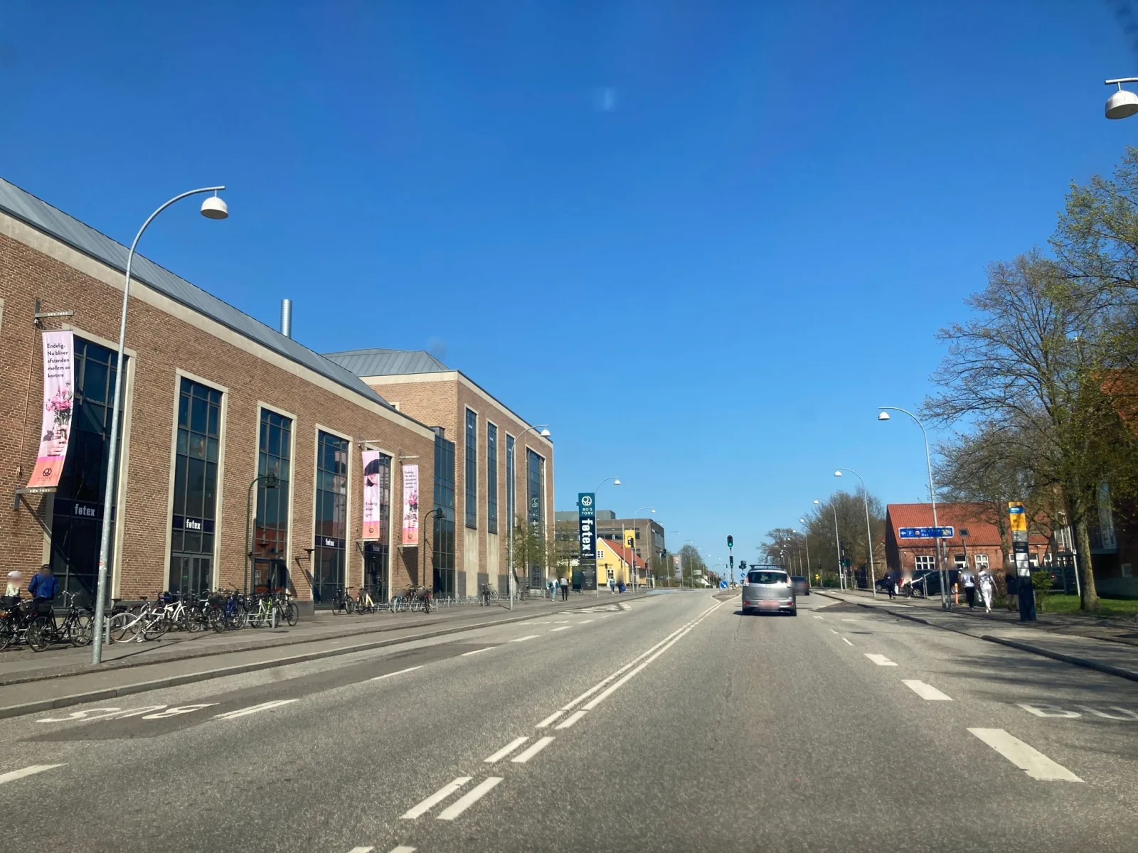 Mapillary-Foto in der Nähe von Zhiki Sushi