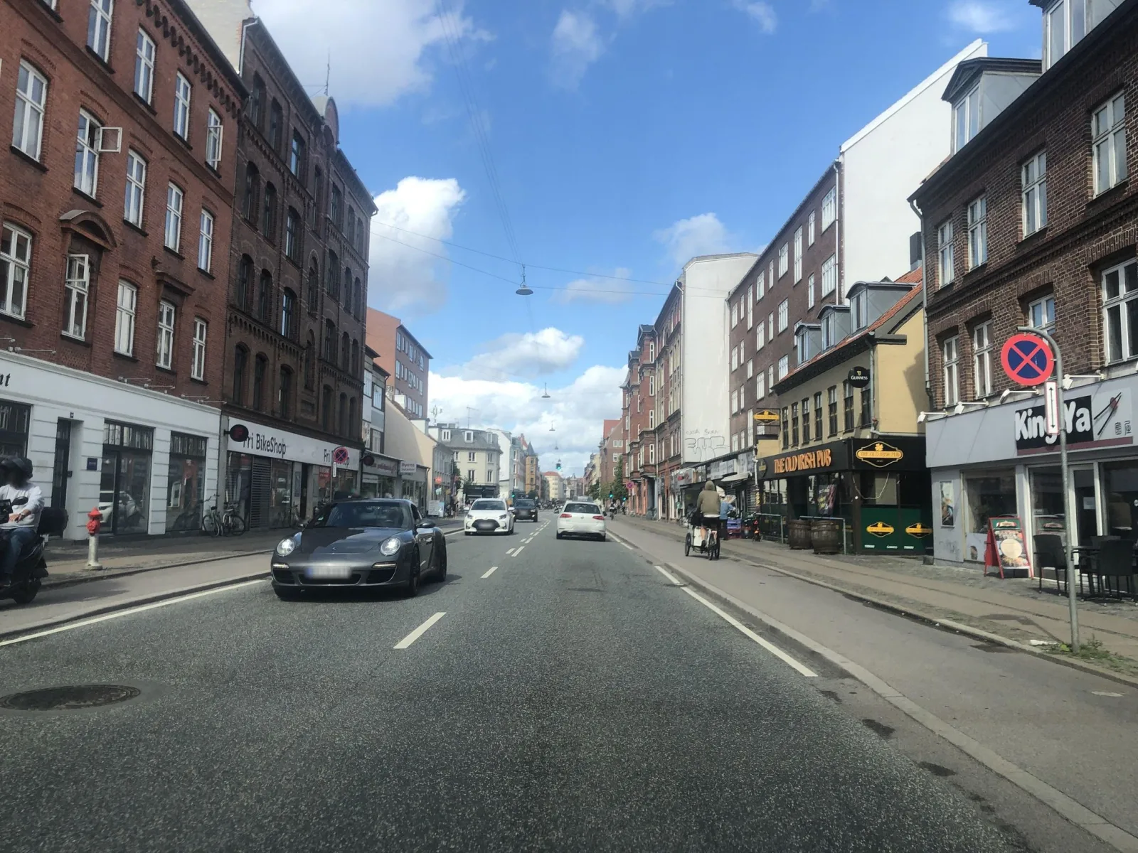 Mapillary-Foto in der Nähe von Flo's Pizza