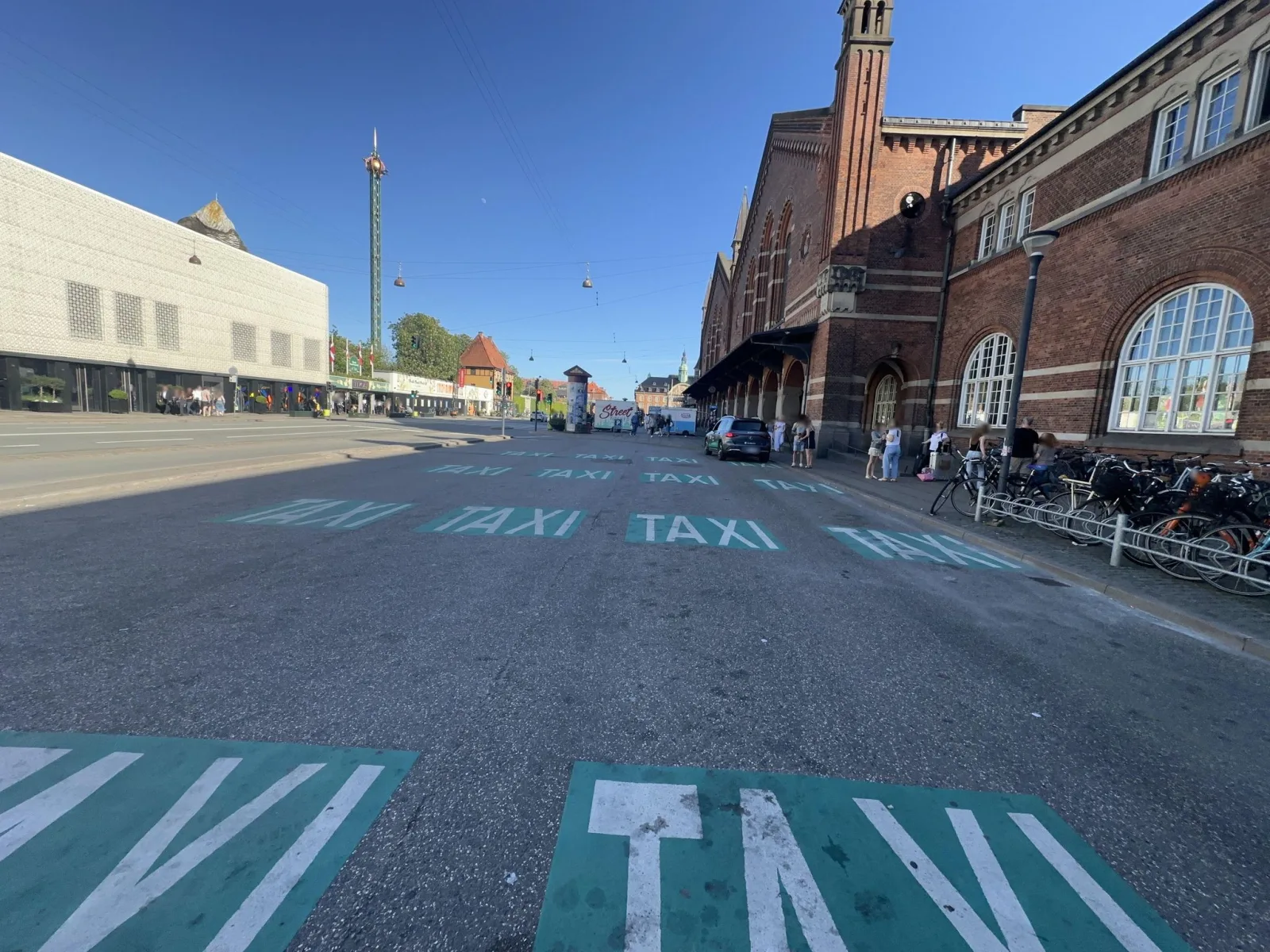Mapillary-Foto in der Nähe von Food Hall Grillen