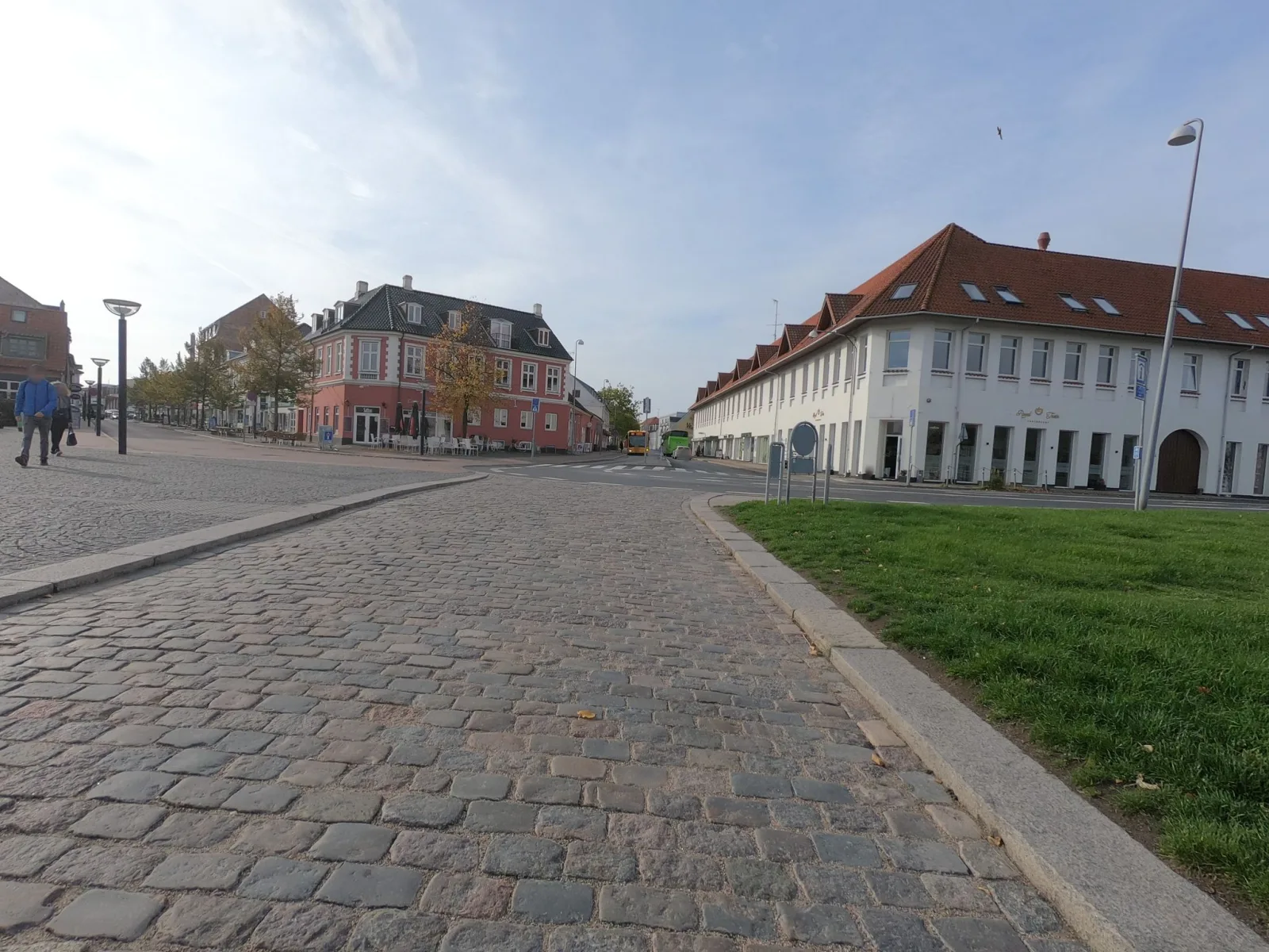 Mapillary-Foto in der Nähe von Food House Ninos Pizza Bar