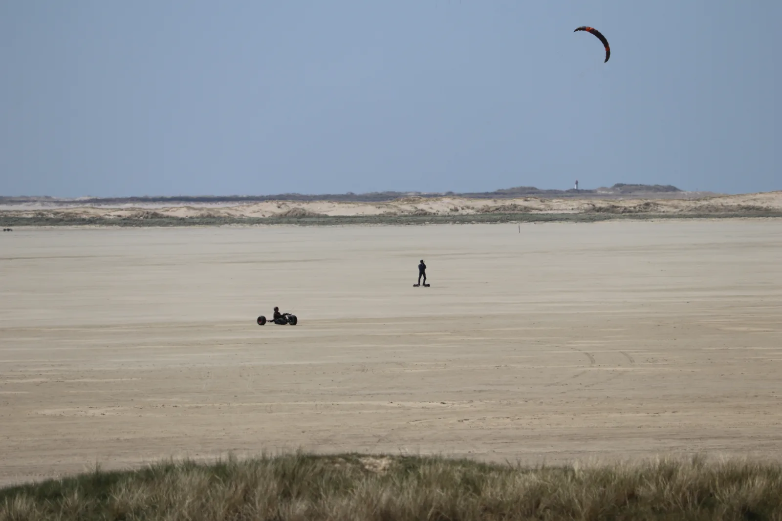 Sønderstrand på Rømø med bred sandflade og kite.